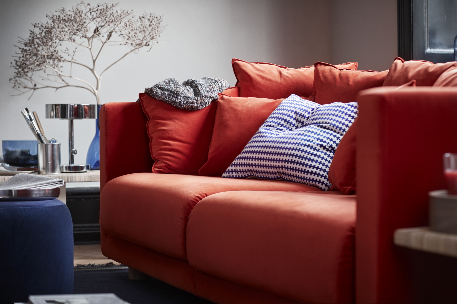 Красный трехместный диван в интерьере