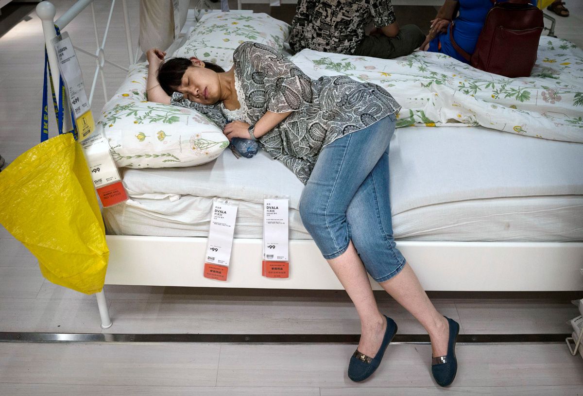 Что делает китаец в ИКЕА? Спит!