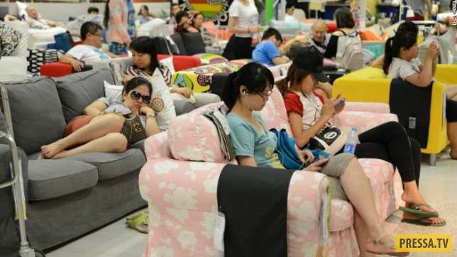 Китайские посетители магазина IKEA