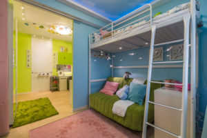 Дизайн однокомнатной квартиры для семьи с ребёнком — 40 фото