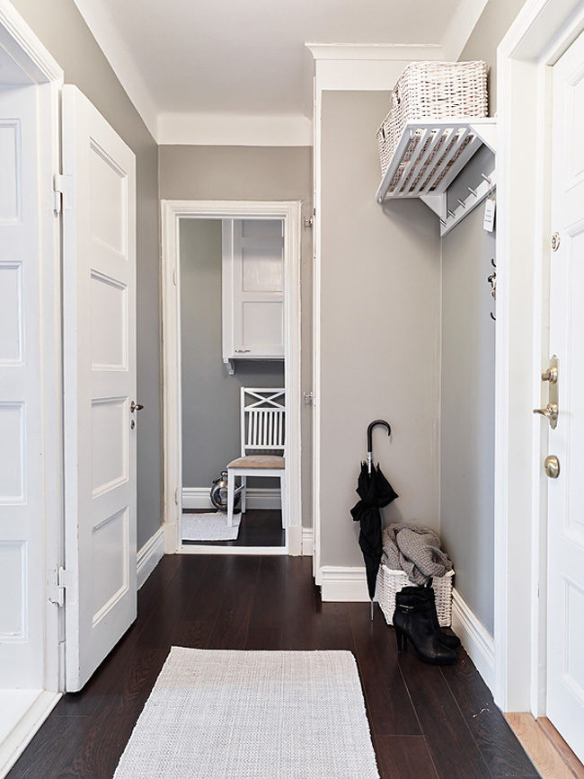 На фото: интерьер прихожей в маленькой квартире