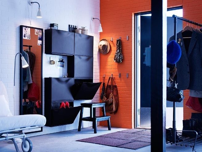 На фото: прихожая в современном стиле