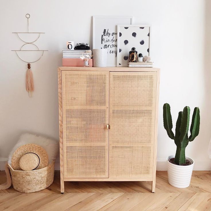 Шкаф с латунными ручками