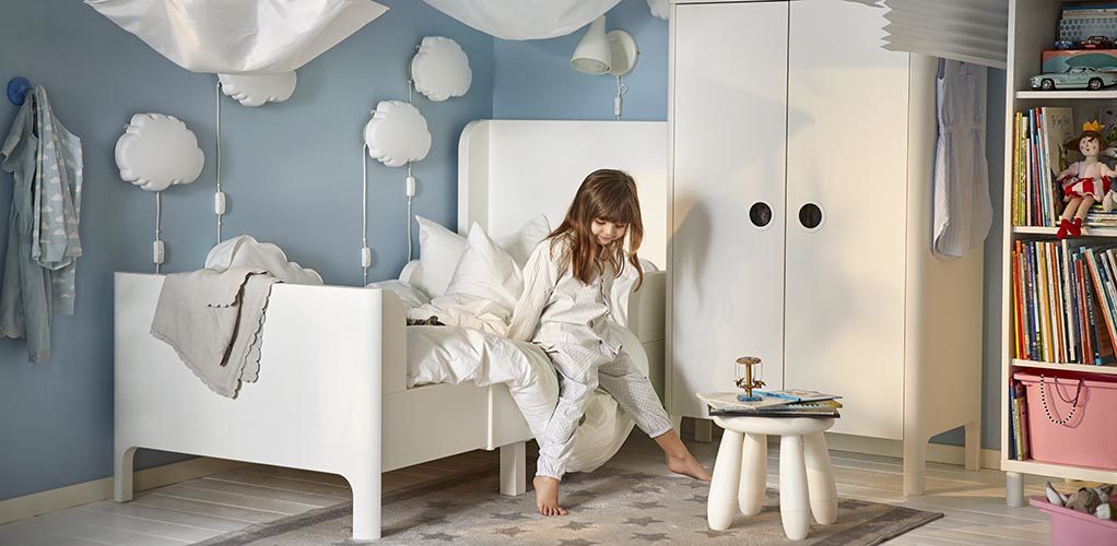 На фото: раздвижная кровать для девочки в интерьере