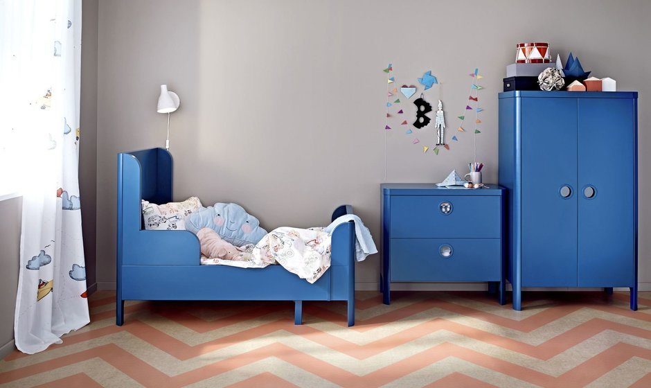 На фото: раздвижная кровать БУСУНГЕ