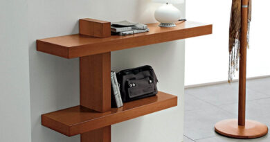 Двухъярусная деревянная полка в прихожую в минималистичном стиле с лампой, журналами и местом для сумки