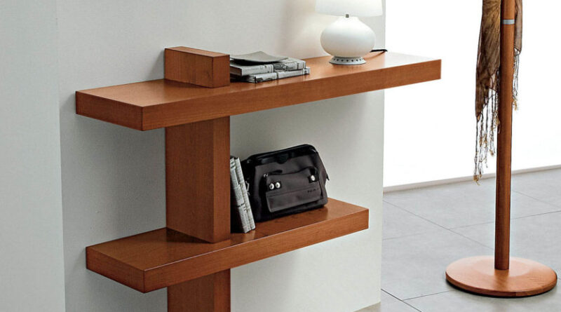 Двухъярусная деревянная полка в прихожую в минималистичном стиле с лампой, журналами и местом для сумки