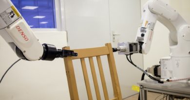 Робота научили собирать стулья ИКЕА