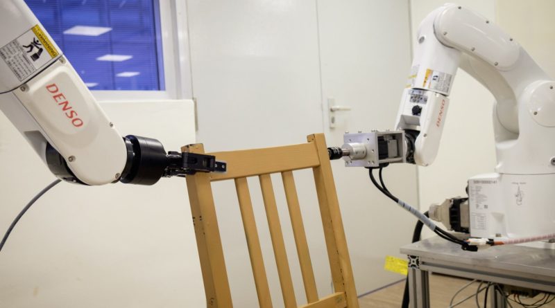 Робота научили собирать стулья ИКЕА