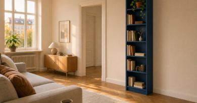 Синий IKEA BILLY 40×202 см в светлой скандинавской гостиной — книги в нейтральных тонах, золотистый свет из окна