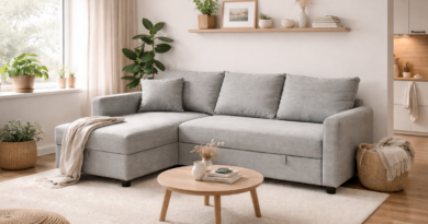 Угловой раскладной диван светло-серого цвета в современной гостиной с декоративными подушками