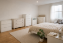 Пять серий комодов IKEA (MALM, HEMNES, NORDLI, BRIMNES, IDANÄS) в светлой скандинавской спальне