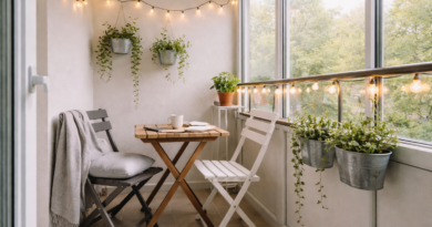 Лоджия 4 м² в скандинавском стиле: складной стол, стулья и гирлянда IKEA