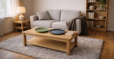 Светлая скандинавская гостиная с ковром ARENDE, лампой BLIDVADER и тарелками MAVINN и GLADELIG