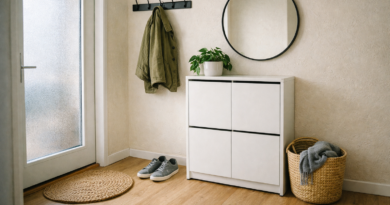 Обувница в светлой скандинавской прихожей — закрытый белый шкаф с ботинками, крючок для одежды, зеркало на стене