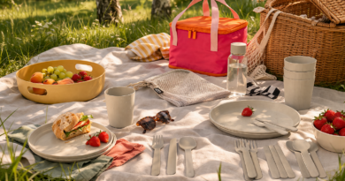 Пикник на зелёной поляне: разложенная посуда, плед и корзина под тёплым утренним светом