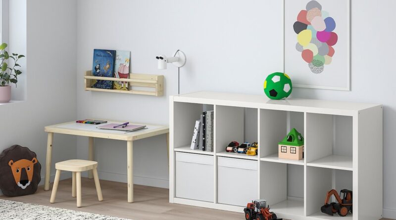 Белый модульный стеллаж для игрушек в светлой детской со столом, ковром и деревянным поездом