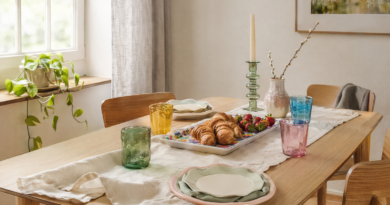 Весенняя сервировка коллекции TJÄRLEK: разноцветные стаканы, тарелки и подсвечник на светлом дубовом столе