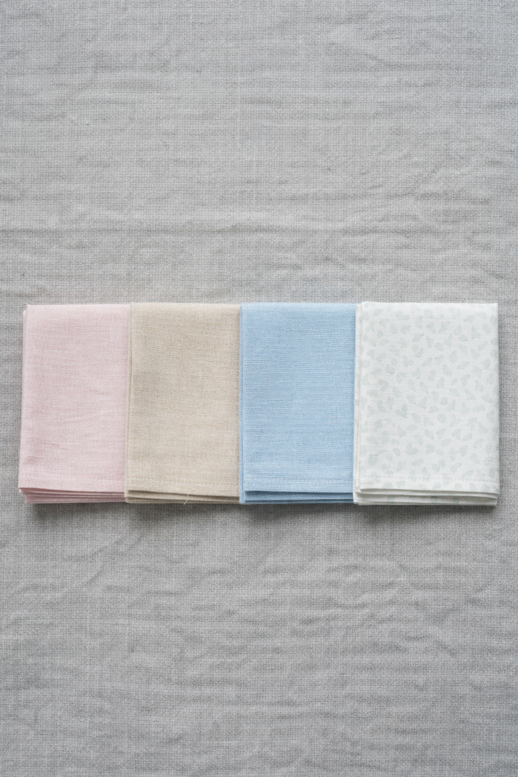 Образцы хлопковых скатертей IKEA — светло-розовая, бежевая, синяя и с ботаническим принтом