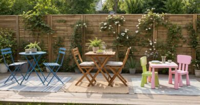 Три комплекта садовой мебели на террасе: складной деревянный, металлический для пикника и детский