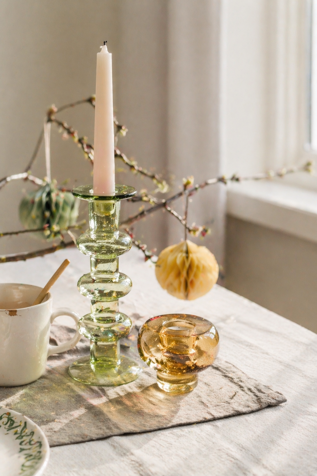 Подсвечник TJÄRLEK из цветного выдувного стекла на весеннем столе с веточками