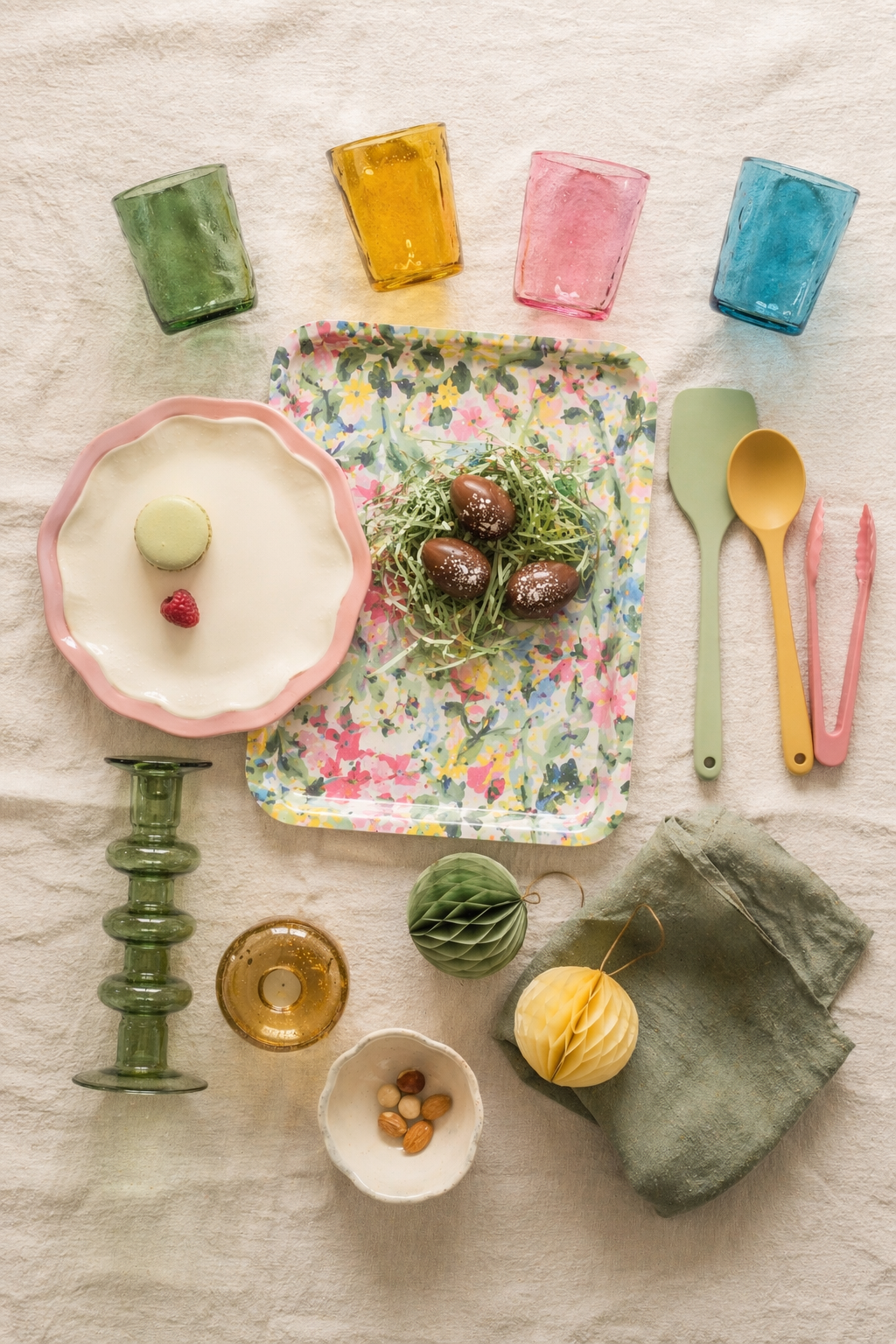 Пять идей весенней сервировки с коллекцией TJÄRLEK — flat lay с бокалами, подносами и декором