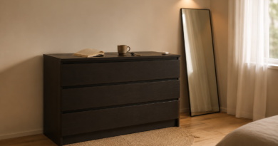 Комод IKEA MALM с 4 ящиками в чёрно-коричневом цвете, установленный в светлой скандинавской спальне