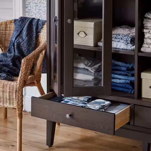 IDANÄS Шкаф со складными стеклян дверцами - темно-коричневый морилка 121x50x135 см - фото 3