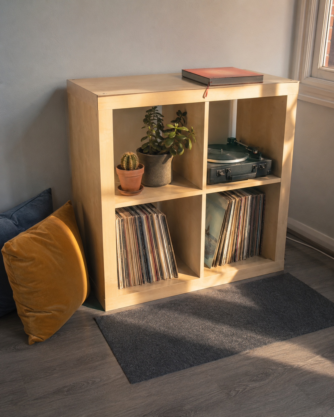 EXPEDIT 2×2 белый стеллаж с виниловыми пластинками и растением в музыкальном углу