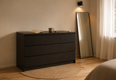 Комод IKEA MALM с 4 ящиками в чёрно-коричневом цвете, установленный в светлой скандинавской спальне