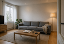 Скандинавская гостиная 18 м² с серым диваном IKEA SÖDERHAMN, светлый дубовый пол, минималистичный интерьер