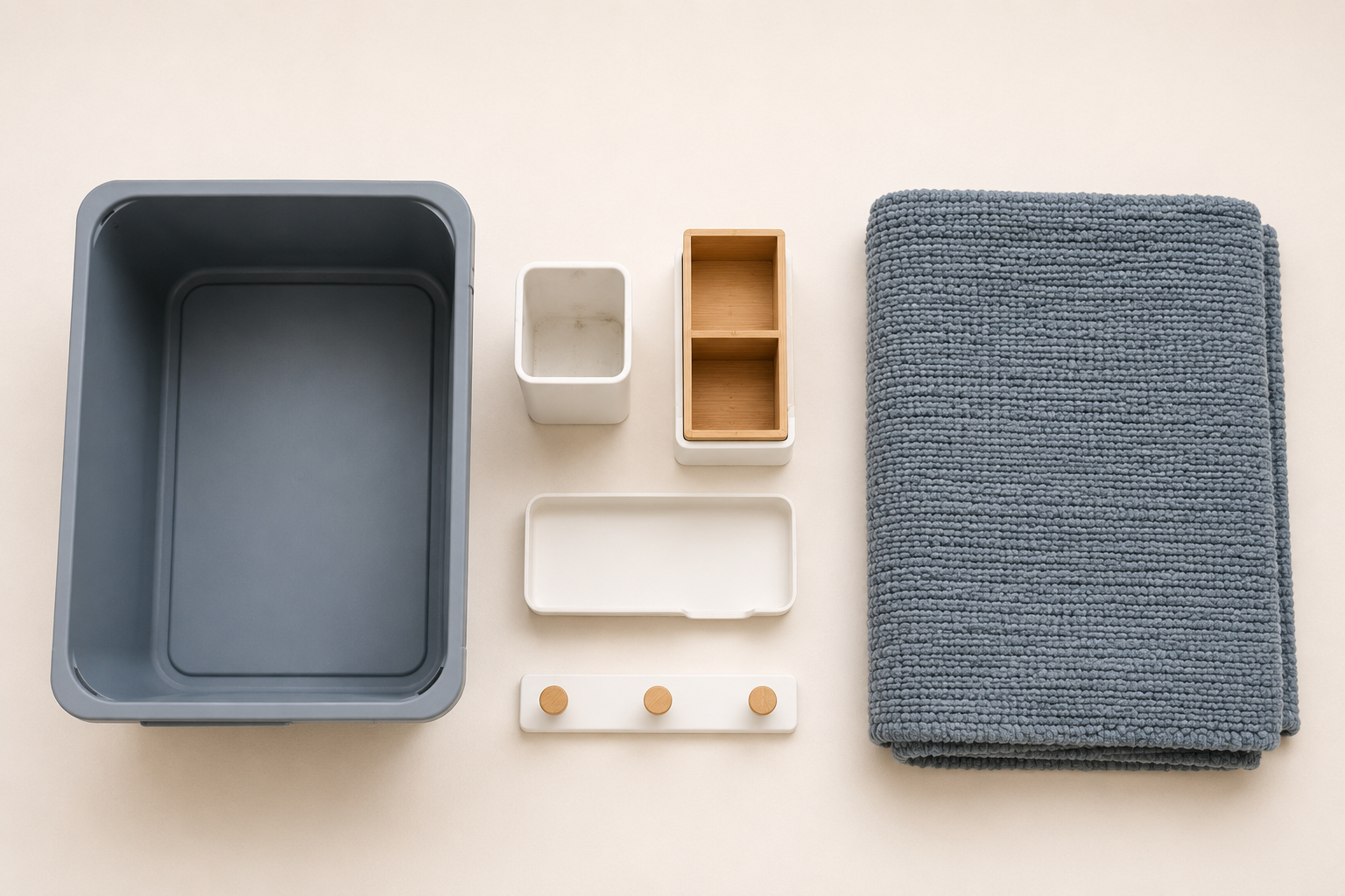 Flat lay набор товаров для детской IKEA: контейнер TROFAST, органайзеры, коврик, элементы стола MICKE на белом фоне