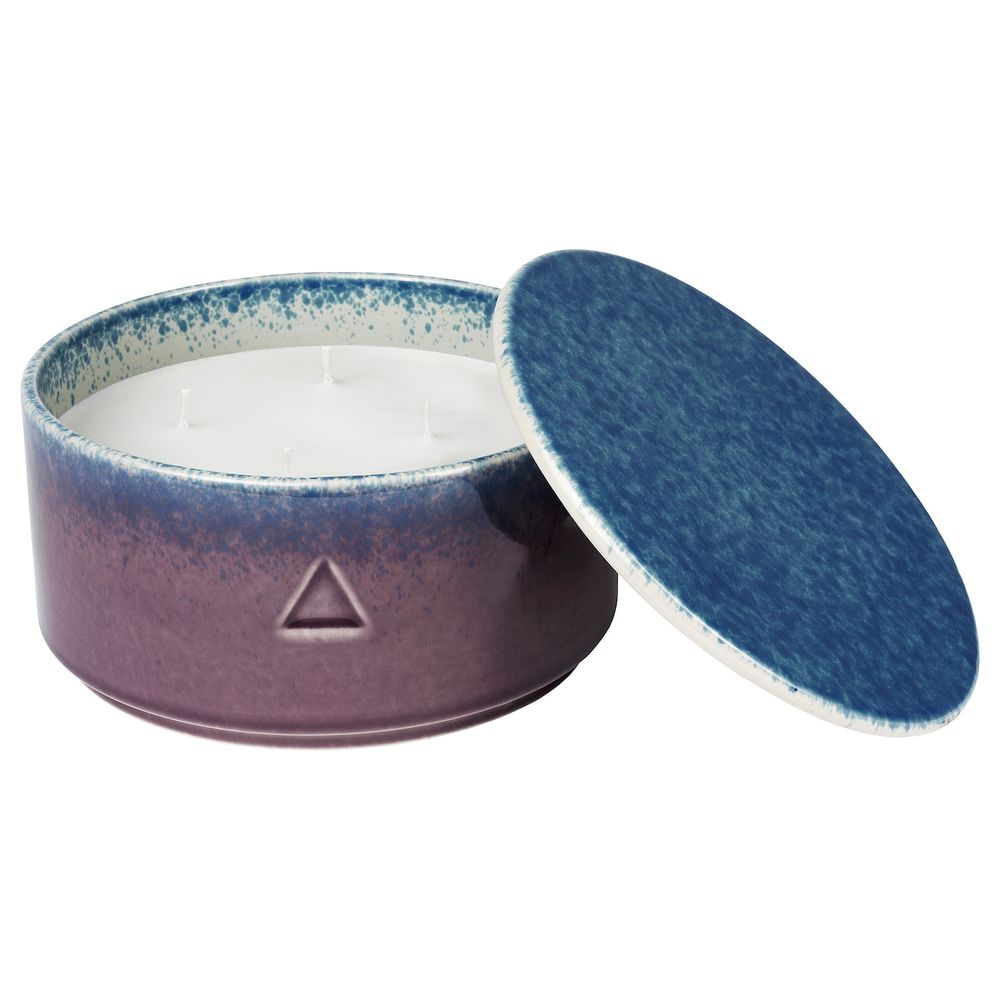 Ароматическая свеча в банке,4фитиля, Инжир и кипарис/сиреневый синий 9 см IKEA OSYNLIG ОСИНЛИГ 104.611.66 - фото 1