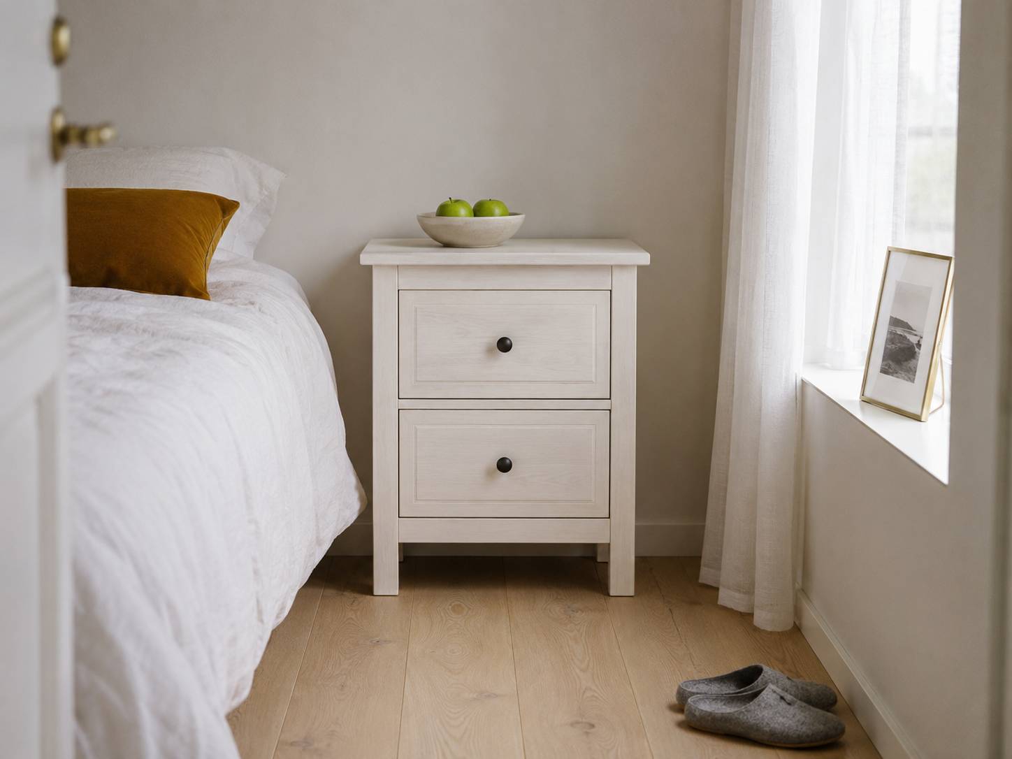 Комод IKEA HEMNES с белой морилкой в скандинавской спальне, 2 ящика