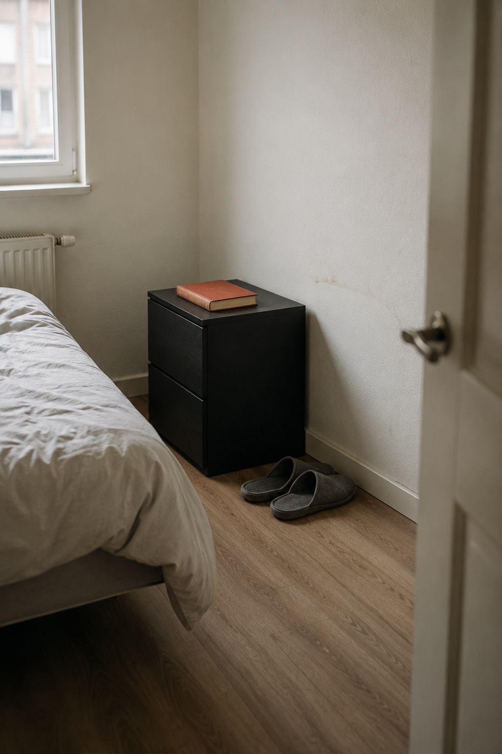 Комод NORDLI 2 ящика антрацит 40×54 см в съёмной квартире — старт модульной системы