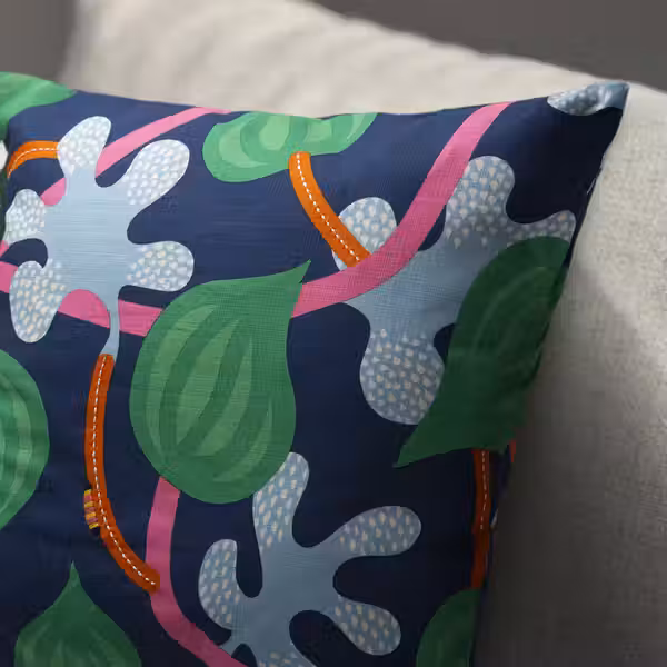 MÄVINN МЭВИНН Чехол на подушку - темно-синий разноцветный/цветочный орнамент 50x50 см - фото 3