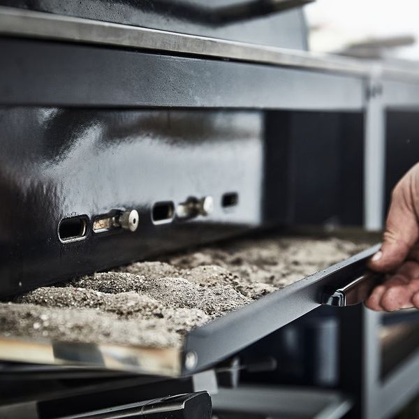 Угольный гриль с 2 столиками IKEA в интерьере