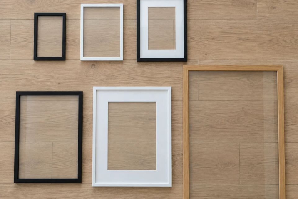 Раскладка шести рамок IKEA от 13×18 до 61×91: чёрные, белые и дубовые профили для сравнения серий