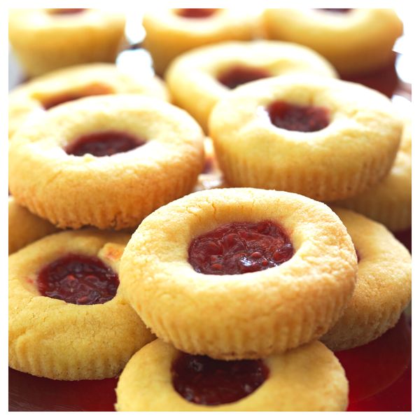 Ароматическая свеча в стакане ВИНТЕР 2016, Печенье с джемом красный, белый красный (7.5 см) - фото 2