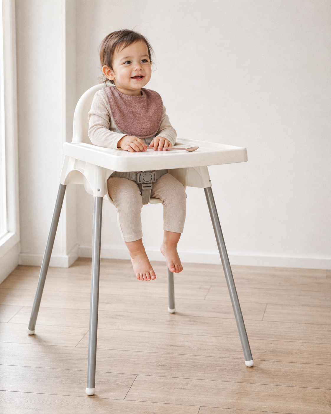 Стульчик IKEA ANTILOP: ребёнок ест с подносом, пластиковый, белый, с ремнём