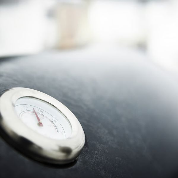 Угольный гриль со столиком IKEA в интерьере