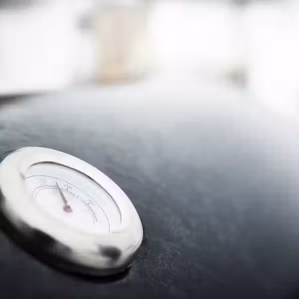 Угольный гриль со столиком IKEA в интерьере