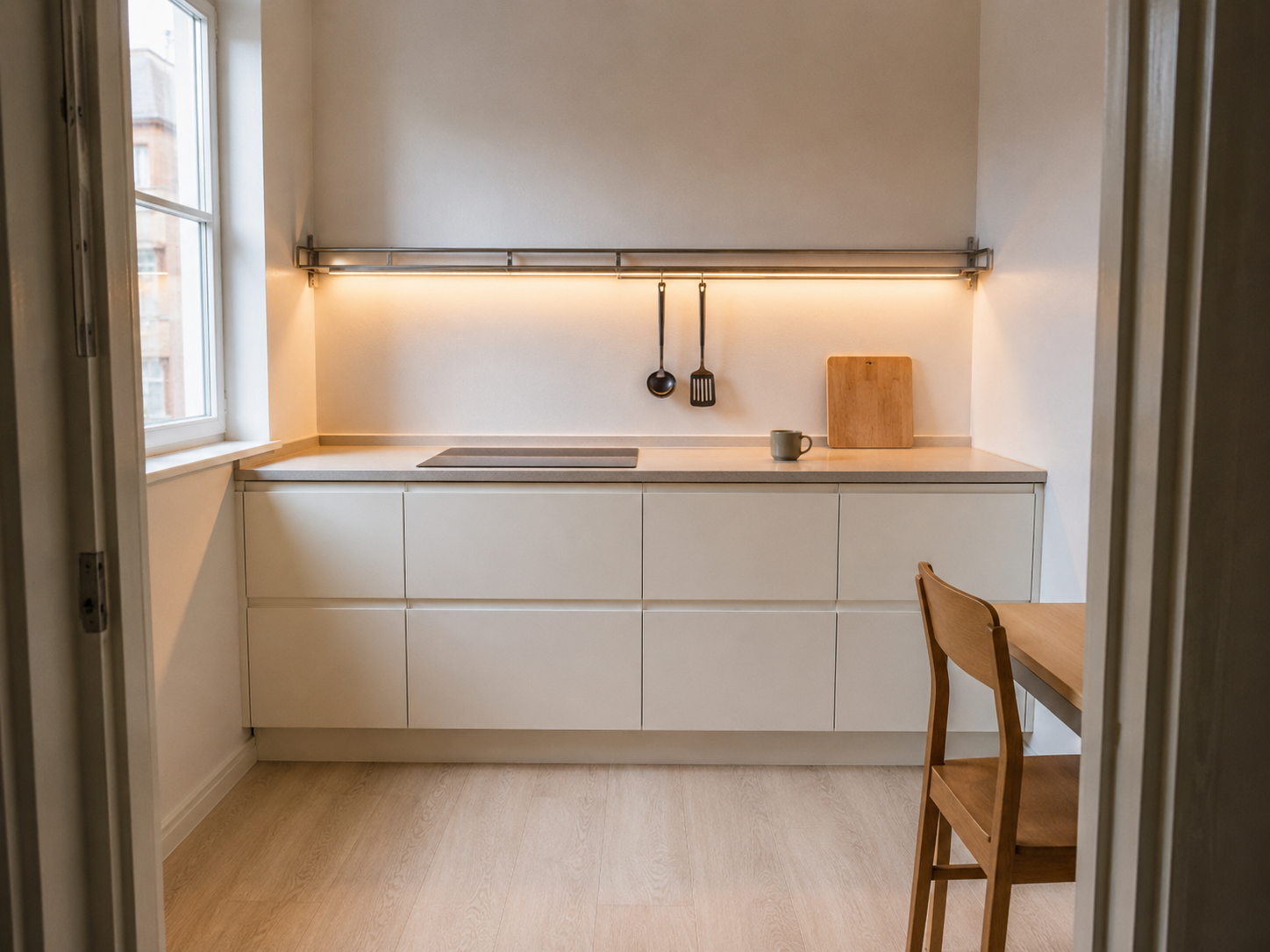 Маленькая кухня IKEA 6 м² с гарнитуром METOD, рейлингами и LED-подсветкой