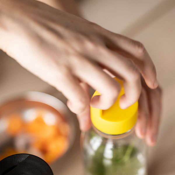 Бутылка для воды, прозрачное стекло, желтый, 0.5 л IKEA FORMSKÖN ФОРМСКЁН 704.972.28 - фото 7