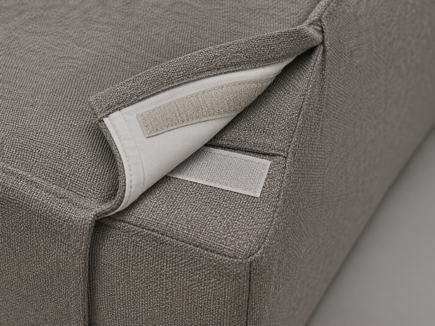 Съёмный чехол дивана IKEA крупным планом: текстура ткани и липучка (velcro) крепления − все три модели KIVIK, VRETSTORP и VIMLE имеют стирающиеся чехлы