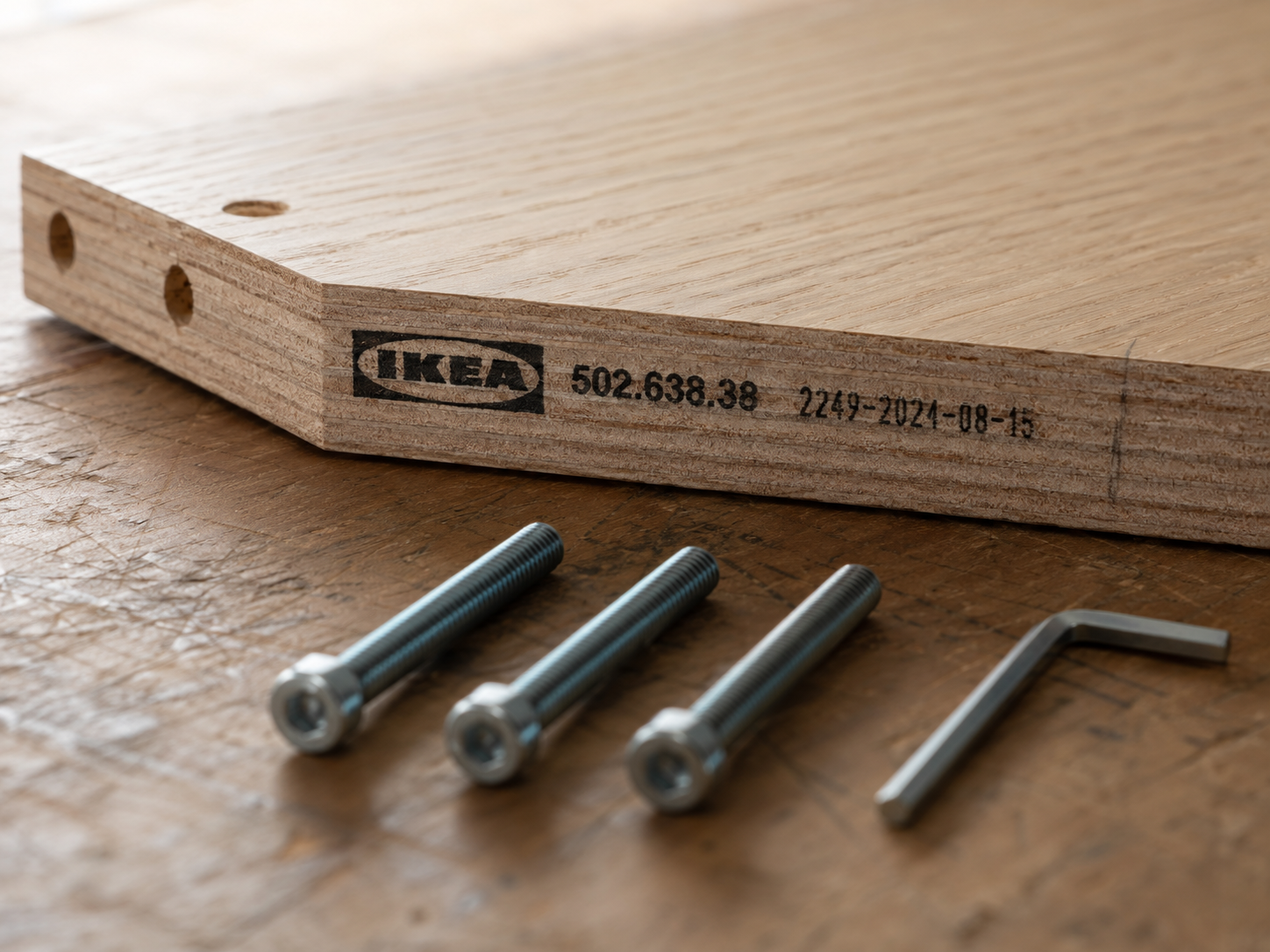 Крупный план фирменной маркировки IKEA: артикул и логотип на торце мебели из березового шпона