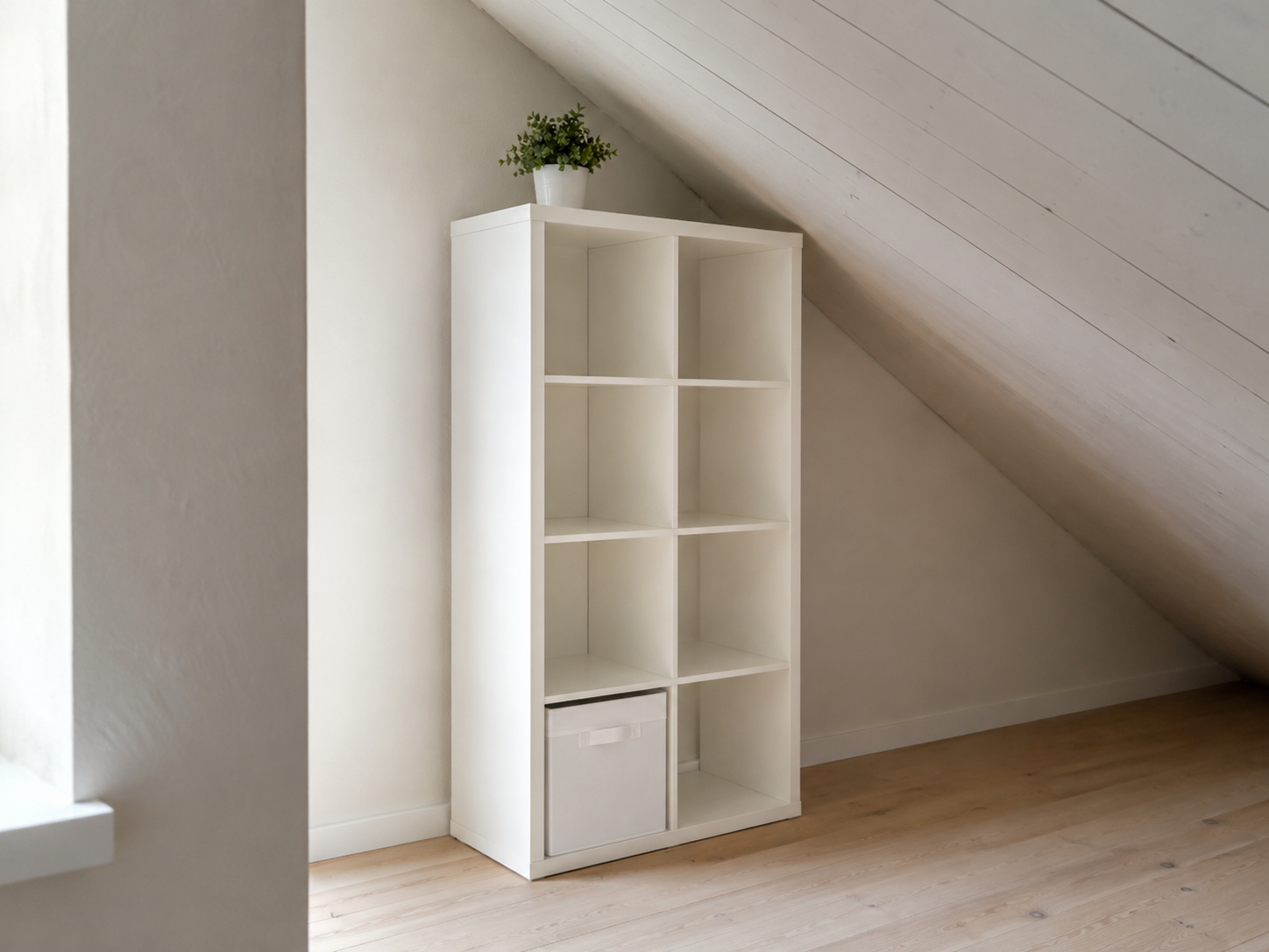 Белый стеллаж KALLAX 2x4 вертикально у стены мансарды рядом со скошенным потолком