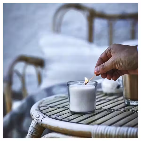 JÄMLIK ЭМЛИК Ароматическая свеча в стакане - Ваниль/светло-бежевый 20 ч - фото 3