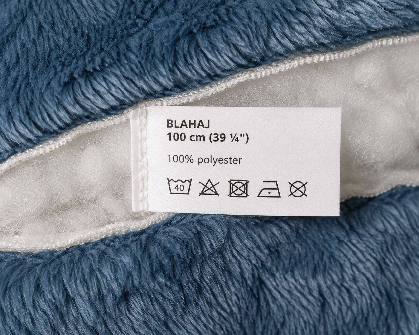 Бирка с символами ухода и наполнитель акулы BLÅHAJ крупным планом
