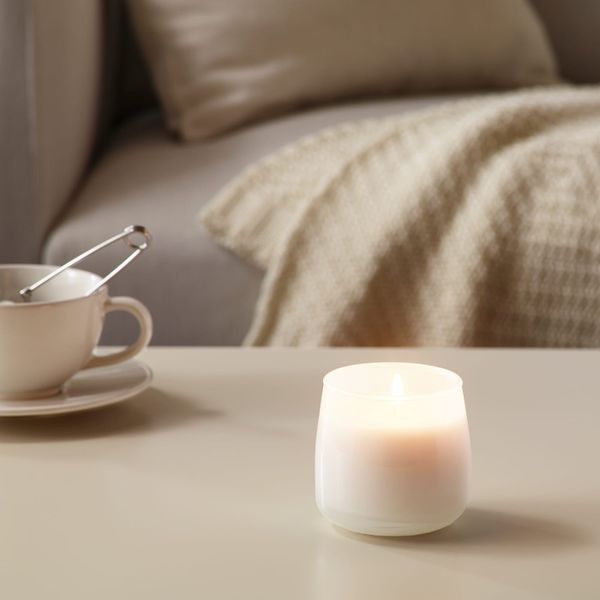 Ароматическая свеча в стакане, Льняной бриз белый, белый, 7.5 см IKEA ФРИСКХЕТ 303.500.30 - фото 3